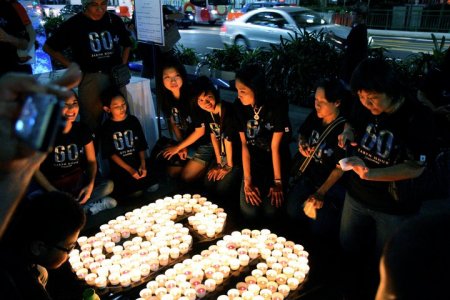 Young_NTUC_members_participating_in_Earth_Hour_at_Wisma_Atria,_Singapore_-_20110326 (1)